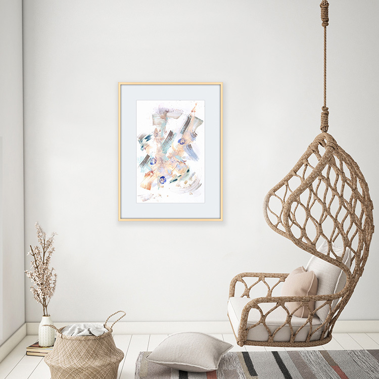  Lightness, ein gerahmtes abstraktes Kunstwerk von Rose Reichart. Das Gemälde ist in situ abgebildet, in einem Zuhause mit minimalistischem, skandinavischem Einrichtungsstil und neutraler Farbpalette.